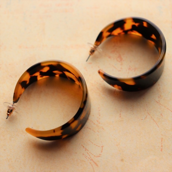 New 80s Inspired Geometric Acrylic Hoop Earrings - Picture 4 of 4